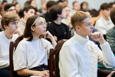 11 ноября «Ростелеком» и ГК «Солар», архитектор комплексной кибербезопасности, организовали онлайн-лекцию для учеников 7–8 классов, проживающих в регионах Центрального федерального округа. В мероприятии по видеосвязи приняли участие порядка 1 000 школьников. Занятие было приурочено к Международному дню борьбы с кибербуллингом, поэтому и тема виртуального урока была обозначена как «Кибербуллинг: как защитить себя и других». Лекцию подросткам прочитал директор по развитию центра мониторинга внешних цифровых угроз Solar Aura ГК «Солар» (дочерняя компания «Ростелекома») Александр Вураско.