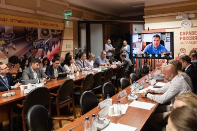 Продолжается обсуждение поправок в Федеральный Закон «О рекламе». 28 июля в Государственной Думе прошёл круглый стол «Монополизация рынка рекламы: за и против». Участие в собрании приняли ведущие эксперты рекламного бизнеса, руководители профильных ведомств и организаций, а также представители Госдумы.