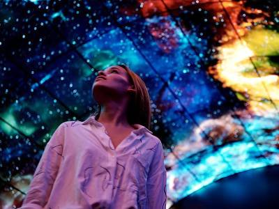 Гигантский тоннель из OLED-экранов дает посетителям возможность стать свидетелями редкого природного явления и своими глазами увидеть непередаваемую игру красок.
