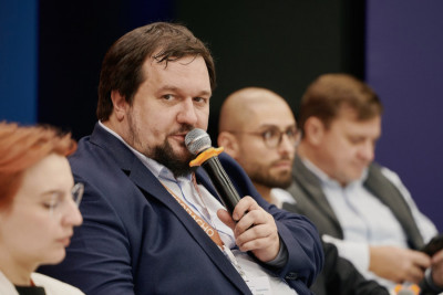 Владимир Дрюков, директор центра противодействия кибератакам Solar JSOC, выступил спикером на Уральском форуме «Кибербезопасность в финансах». Он принял участие в дискуссии «Кибермикрофинансы: взрослые разговоры о важном» и поделился статистикой утечек в финсекторе, в частности в микрофинансовых организациях (МФО), за 2024 год.