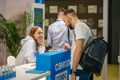 Группа «Самолет» модернизировала подход к работе с клиентами, создав интуитивную базу знаний на платформе Naumen KMS. Это позволило структурировать информацию по более чем 60 жилым комплексам по всей стране, ускорить обучение сотрудников и обеспечить клиентов точными ответами на каждом этапе взаимодействия — от первого звонка до оформления сделки.