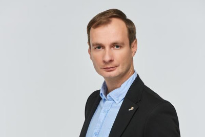 Декабрь является наиболее «жарким» месяцем в плане продаж: россияне стремятся поскорее приобрести подарки своим родным, близким и коллегам по работе, бронируют отели, билеты и туры на новогодние праздники, а также выкупают билеты на новогодние представления. Неудивительно, что в такой период активизируются мошенники, которые пытаются нажиться на общем предпраздничном ажиотаже.