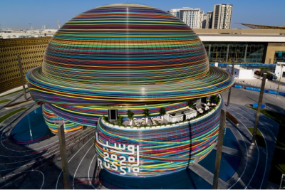 Российский павильон на Expo 2020 в Дубае привлекает гостей ярким видом уже издалека, а внутри экспозиции посетители знакомятся не только c регионами страны, но и с научными и культурными достижениями прошлых эпох. Здесь же гости выставки узнают, как творческий разум может создавать будущее на благо человечества: центральная часть экспозиции отведена иммерсивному перформансу «Механика Чуда».