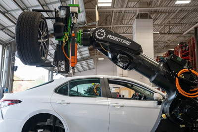 Компания RoboTire объявила об установке и запуске своей системы в шинном магазине Discount Tire в Фаунтин-Хиллз, штат Аризона. Система может заменить четыре шины на легковом автомобиле менее чем за 25 минут.
