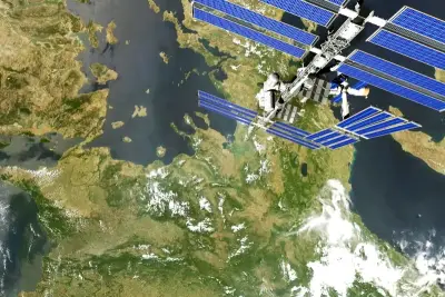 Перспективная техноинициатива была представлена на Транспортной неделе-2025 в Москве и предполагает создание сквозных технологических сценариев, объединяющих спутниковые системы, беспилотные летательные аппараты (БАС) и искусственный интеллект. Развитие таких решений соответствует поручениям Президента России по обеспечению технологической независимости, безопасности критической информационной инфраструктуры и развитию отрасли беспилотной авиации.