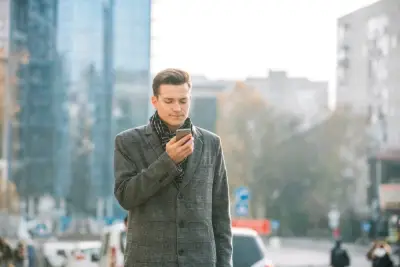 Из-за недавних ограничений мобильного интернета в Москве и Санкт-Петербурге жители все чаще подключаются к публичным Wi-Fi сетям — по данным оператора ИТ-решений «ОБИТ», число подключений в начале марта заметно выросло.