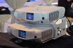 Epson EB-W16SK - первая и пока единственная проекционная 3D-система, использующая пассивную технологию воспроизведения 3D-сигнала и одновременно поддерживающая все другие форматы передачи 3D-изображения.