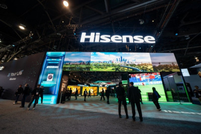 Компания Hisense, ведущий мировой бренд в области потребительской электроники и бытовой техники, представила новейшие технологические инновации на основе искусственного интеллекта на своем тематическом стенде «AI Your Life» на выставке CES 2025, представив аудитории набор премиальных продуктов и новаторских технологий, включая 116-дюймовый светодиодный телевизор TriChroma, дисплей MicroLED и лазерные телевизоры, а также широким спектром интеллектуальных бытовых приборов с поддержкой искусственного интеллекта и передовых приложений в автомобильной, коммерческой, медицинской и энергетической системах.