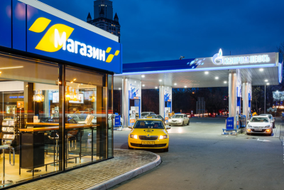Продукт, который получил название СТИУМ (сопутствующие товары и управление магазином), решает задачи управления ассортиментом, ценообразованием и товародвижением при работе с сопутствующими товарами сети АЗС «Газпромнефть». Новое решение уже используют 800 автозаправочных станций сети. После завершения тиражирования на всю сбытовую розничную сеть в России компания планирует подключить к системе свои АЗС в странах СНГ, а также независимых партнеров.