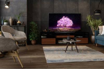 Компания LG Electronics ориентируется на создание оптимальных с точки зрения общества и бизнеса продуктов, разрабатывая инновационную технику, которая не только делает жизнь потребителей удобнее и лучше, но и заботится об окружающей среде. Этот подход реализуется в создании продуктов для домашних развлечений, включая инновационные телевизоры LG OLED с элегантным дизайном, тонким экраном и потрясающим изображением с глубоким чёрным цветом.