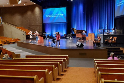 Для технического оснащения актового зала церкви Glad Tiding Church (вместимость до 1900 чел.) компания-интегратор Gearforce использовала акустическую систему EM Acoustics: компактные массивы HALO-C, соединенные множеством вспомогательных компонентов.