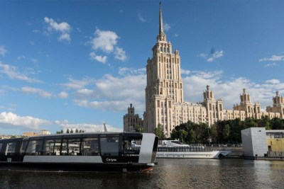 С открытия первого регулярного речного маршрута в Москве прошло три месяца и три недели – с запуска второго. Комиссия по транспорту Общественной палаты Москвы подвела итоги инновационного проекта. Электросуда, построенные на верфи Emperium, входящей в Sitronics Group, за первые три месяца работы на маршруте «Киевский — Сердце Столицы» прошли 40 тыс. км и совершили более 5,5 тыс. рейсов, перевезено более 220 тысяч пассажиров.