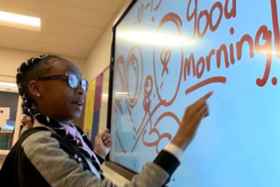 Дисплеи Clevertouch будут установлены в столичном школьном округе Кливленда штата Огайо. Их установка поспособствует развитию киберспорта и отслеживанию поездок учащихся на автобусе между домом и школой.