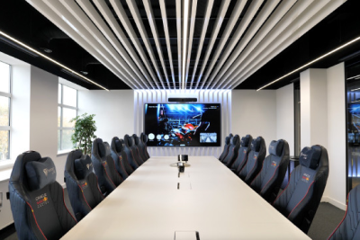 В подразделении маркетинга команды Oracle Red Bull Racing ценят дисплеи Philips за функционал, высокое качество изображения и контрастность, что ускоряет совместную работу.
