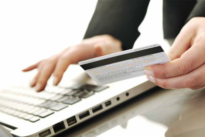 Компания Accenture (NYSE: ACN) выпустила исследование “Banking as usual”, в котором эксперты компании проанализировали самые свежие глобальные тренды банковской отрасли. Авторы отчета отмечают, что банки во всех регионах мира столкнулись с компрессией прибыли и повышением стоимости рисков. Пандемия привела к тому, что более 50% клиентов предпочитают взаимодействовать с банком через мобильное приложение или сайт (до 2020 года – лишь 32%). Количество транзакций, проводимых в физических отделениях финансово-кредитных организаций, сократилось за полтора года на 30–40%.
