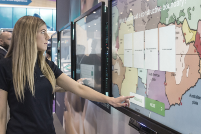 Клиенты Clevertouch получат доступ к NUITEQ Stage - программному обеспечению для совместной работы, а также к ПО Snowflake, которое идеально подходит для гибридного обучения.