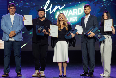 Банк ДОМ.РФ получил награду в FINAWARD’23 за организацию эффективного клиентоцентричного обслуживания. Призовое место компании обеспечил проект трансформации клиентского сервиса банка, в основу которого легло построение единого рабочего места оператора, создание онлайн-витрины профиля клиента и речевой аналитики, а также запуск умного голосового помощника на платформе Naumen Erudite. Эти инициативы реализовывались параллельно и помогли обеспечить высокий уровень сервиса при росте клиентского портфеля на 150% и без расширения штата.
