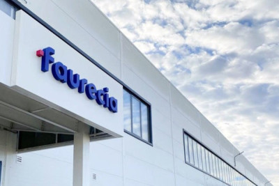 Заказчик проекта – французский производитель автомобильных компонентов Faurecia, глобально представленная технологичная автомобильная компания, представленная в четырех городах России и 30+ странах мира. На 2023 год компания имеет более 200 промышленных предприятий, более 30 центров исследований и разработок и более ста тысяч сотрудников по всему миру.
Летом 2023 года российское представительство компании столкнулось с существенной проблемой: в связи с геополитическими событиями, головной офис принял решение «отключить» локальное подразделение от общей ИТ-инфраструктуры в связи с уходом с российского рынка. 
Российский офис поставил перед собой цель: построить собственную инфраструктуру «под ключ» с нуля. При этом на тот момент компания не имела представления по срокам и планам по окончательному переходу.  Для решения этой сложной комплексной задачи подключилась ICL Services.