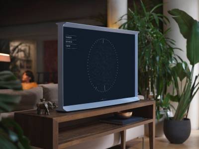 Компания Samsung Electronics представляет обновленную линейку интерьерных телевизоров The Frame и The Serif. В этом году модель The Frame получила новую диагональ 75 дюймов, а модель The Serif появилась в оригинальном светло-синем цвете.
