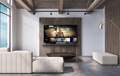 LG представила свои смарт-телевизоры 2020 года с установленным приложением Apple TV в январе на выставке CES. Теперь приложением можно пользоваться и на телевизорах LG 2019 года выпуска.  Приложение Apple TV, доступ к которому легко получить из панели запуска, дает владельцам телевизоров LG возможность подписаться и смотреть Apple TV+, специальный видео-сервис для подписчиков Apple, в котором представлены популярные сериалы производства компании Apple - «Утреннее шоу», «Видеть», «Дом с прислугой» и «Маленькая Америка».