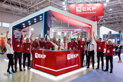 EKF презентовал продукцию для дистанционного управления и мониторинга электроприборов и решения на ее основе на выставке RosBuild 2024, проходившей в рамках Российской строительной недели. На стенде, построенном в виде дома площадью 120 м2, специалисты EKF и электромонтажники провели мастер-классы, познакомили посетителей с товарными линейками и рассказали о преимуществах собственных разработок.