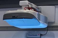 Ультракороткофокусный интерактивный проектор PS750W предлагает законченное решение для эффективного совместного обучения