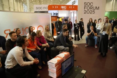 SOC Forum 2025, ключевой отраслевой форум по информационной безопасности, подошел к концу! За три дня он собрал на площадке около 10 000 гостей, в том числе делегатов от более чем 2 000 разных компаний — экспертов и специалистов по ИБ, представителей компаний-поставщиков и заказчиков решений кибербезопасности, государственных организаций, ИТ-предпринимателей, студентов и энтузиастов. Деловая программа по своей насыщенности, актуальности и концентрированной пользе соответствовала аудитории. В рамках SOC Forum прошла две пленарные сессии, четыре открытых диалога с различными участниками отрасли, 25 панельных дискуссий и 60 докладов. Перед слушателями в качестве модераторов и спикеров выступил 291 эксперт. Кроме того, 17 сессий прошло в рамках инновационной зоны «Киберстарт».

За три дня более 60 000 просмотров набрал контент Кибербез ТВ: помимо трансляций деловой программы зрители могли увидеть уникальные материалы от 46 спикеров.