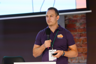 На мероприятии выступил Евгений Кондратьев, лидер продукта NeoCAT, с докладом на тему «Cloud Native технологии для управления безопасностью в облаке». Эксперт отметил такие риски в публичном облаке, как возможность утечки данных в сеть, открытые IP, незащищенные порты, ошибки конфигурации ресурсов.