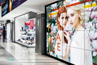 Цифровые вывески (Digital Signage) — это инновационные системы отображения информации, которые заменяют традиционные рекламные плакаты и баннеры.
С помощью цифровых экранов, медиапанелей и видеостен компании могут быстро обновлять контент, управлять показами удалённо и повышать вовлеченность аудитории.