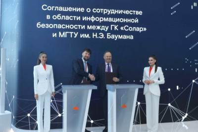 ГК «Солар» в качестве технологического партнера МГТУ им. Н.Э. Баумана реализует совместные проекты в сфере безопасной разработки программного обеспечения, обучения студентов и преподавателей, а также по построению лабораторий в области ИБ. Важной ступенью этого сотрудничества стало заключение соглашения в рамках ПМЭФ‑2024, подписанного ректором МГТУ им. Н.Э. Баумана Михаилом Гординым и генеральным директором «Солара» Игорем Ляпуновым.