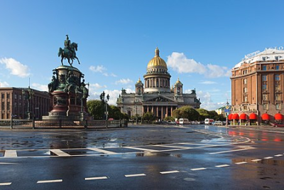 Новые сервисы, которые расширят возможности в сфере туризма для гостей Санкт-Петербурга, будут запущены в рамках развития Туристической платформы. На портале visit-petersburg.ru появится расширенный справочник городских достопримечательностей и маршрутов, единый календарь событий, система аттестации гидов и экскурсоводов и система поддержки курортного сбора. В будущем на туристическом портале будет реализован электронный документооборот для сертифицированных гидов, а также появится возможность составлять индивидуальные маршруты для прогулок.