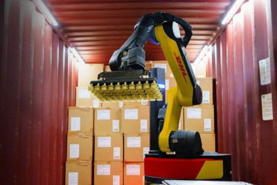DHL Group, мировой лидер в области логистики, заключает с Boston Dynamics Меморандум о взаимопонимании (МОВ), в рамках которого DHL планирует развернуть к 2030 году более 1000 дополнительных роботов Stretch от Boston Dynamics. Компании также стремятся расширить возможности применений роботов Stretch, не ограничивая их использование только разгрузкой контейнеров.