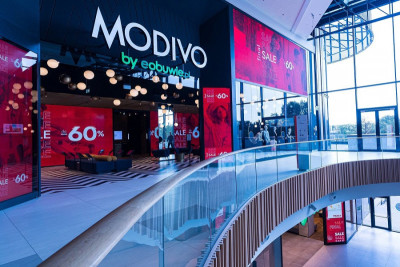 Системы Digital Signage делают ТЦ и магазины необычными и незабываемыми. Яркий пример - флагманский магазин Modivo, фасады которого украшены LED экранами, стены - LCD дисплеями, а вместо традиционного мерчендайзинга используются сенсорные экраны в холле.