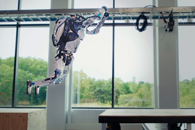 Boston Dynamics опубликовала пару видеороликов, демонстрирующих, как ее роботы Atlas преодолевают сложную полосу препятствий, которая требует балансировки на деревянных балках и сводах.