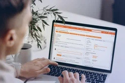Аналитический портал TAdviser опубликовал обзор российского рынка систем управления ИТ-услугами (ITSM), в котором Naumen признан безусловным лидером сегмента. По данным исследования, решения Naumen активно применяются в госсекторе, крупном бизнесе, промышленности и телеком-отрасли, а сама компания занимает устойчивые позиции в верхней части рынка.
