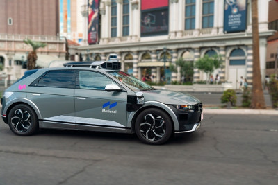Компания Motional, совместное предприятие Hyundai и Aptiv по производству беспилотных автомобилей, сообщила о том, что запускает в Лос-Анджелесе услугу автономного такси, которое можно будет вызвать через приложение Lyft. Это второй город, в котором компании запустили свой сервис роботакси.