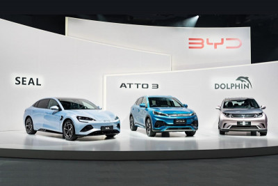 Компания BYD со штаб-квартирой в Китае, крупнейший в мире производитель электромобилей, недавно провела пресс-конференцию в Токио, чтобы обнародовать планы по выходу на рынок легковых автомобилей Японии с тремя моделями: Atto 3, Dolphin и Seal.