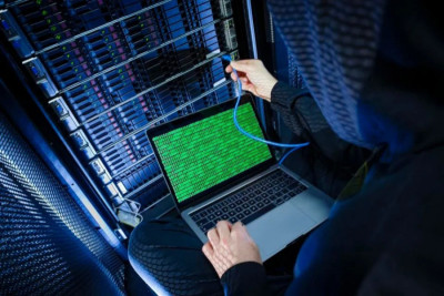 Эксперты Sitronics Group выделили несколько категорий угроз информационной безопасности, которые нужно учитывать при выстраивании стратегии защиты данных на серверах в дата-центрах. Многоуровневый и комплексный подход к информационной и физической защите дата-центров обеспечивает безопасность и надежность работы.