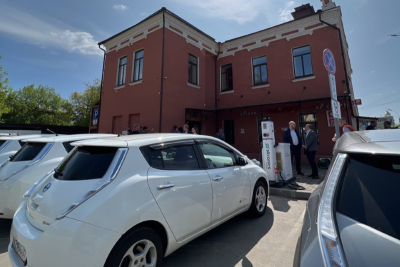 Зарядная станция оператора находится в центральной части города на открытом круглосуточном паркинге рядом с рестораном KFC. Для зарядки электромобиля водителю будет достаточно получаса.