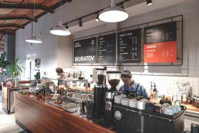 Сеть кофеен Skuratov Coffee, в которую входят 64 заведения в 7 городах России, оцифровала процессы работы своих заведений с помощью системы автоматизации технического обслуживания и ремонтов Okdesk.