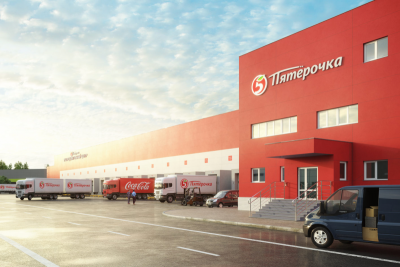 X5 Group, ведущая продуктовая розничная компания в России, подвела итоги пилотирования продукта «Пополнение магазинов» в торговой сети «Пятёрочка». За 10 месяцев работы новое решение позволило достичь целевых показателей компании по доступности товаров в магазинах. Среди других результатов проекта — сокращение товарных запасов на 11% и снижение количества списаний по срокам годности на 1п.п.