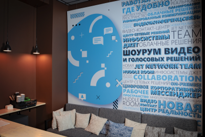 Специалисты ИТ-компании «Инфосистемы Джет» модернизировали собственный мультивендорный шоурум видео- и голосовых решений, который был запущен в 2021 году. Теперь у компаний есть возможность протестировать совместимость российских решений для видеоконференцсвязи (ВКС), отечественных корпоративных мессенджеров и IP-телефонии с оборудованием зарубежных вендоров. Такой подход позволит быстро подобрать оптимальные решения под свои задачи и сохранить инвестиции в уже установленное оборудование.