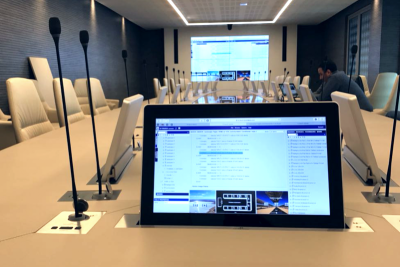 Выдвижные мониторы DynamicX2 и электроприводы DynamicTalk с микрофонами конференц-системы Televic украсили конференц-зал Марокканского агентства солнечной энергии.