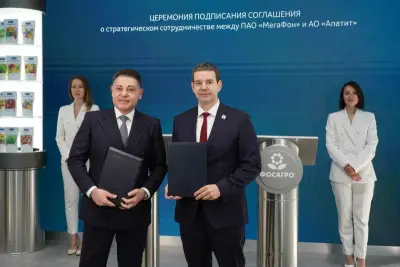 МегаФон и АО «Апатит» в рамках Петербургского международного экономического форума объявили о запуске проекта по созданию первой в стране Private 5G для обеспечения работы беспилотной карьерной техники в Заполярье. Соглашение о реализации подписали генеральный директор МегаФона Хачатур Помбухчан и генеральный директор АО «Апатит» Денис Новиков.