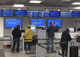 Успешная организация работы в аэропортах напрямую зависит от правильного размещения информационных систем и их способности предоставлять актуальные данные, которые помогают сориентироваться пассажирам.
