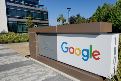 Компания Google, принадлежащая Alphabet Inc, заявила в среду, что планирует в этом году инвестировать около 9,5 млрд долларов в свои офисы и центры обработки данных в США. В прошлом году компания сделала аналогичные инвестиции на сумму 7 млрд долларов.