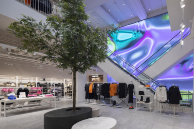 Компания H&M представила флагманский магазин на лондонской Риджент-стрит, в котором представлены генеративные произведения искусства, отображаемые на светодиодном экране с двойным разрешением 4K от Leyard.