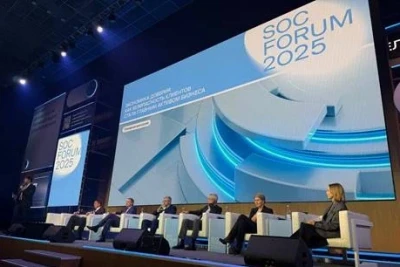 В Москве стартовал SOC Forum 2025: ключевой отраслевой форум по информационной безопасности. В течение трех дней с 18 по 20 ноября участники мероприятия смогут взглянуть на отрасль под разными углами – со стороны государства, бизнеса и практикующих ИБ-специалистов. В первый день форум принял более 4 000 гостей на площадке, а еще многие и многие следили за его событиями онлайн в формате «Кибербез ТВ».