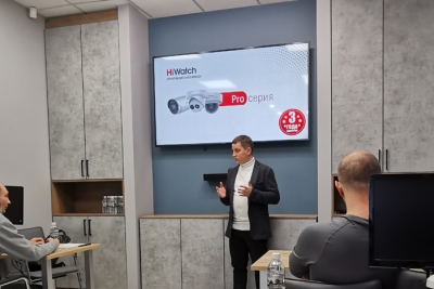 Hikvision выдала первый сертификат тренера по программе HiWatch Academy техническому специалисту торгового дома «Планета Безопасности», Сергею Тимофееву. Первый учебный курс Академии HiWatch, проведенный внешним тренером, состоялся в Хабаровске в конце ноября. Обучение проходило в два потока из 12 студентов на базе учебного класса в офисе партнера Hikvision – торгового дома «Планета Безопасности».