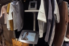 Компания Facelet разработала одноименное приложение для iPad, способствующее повышению продаж в розничной торговле и позволяющее собирать информацию о клиентах.